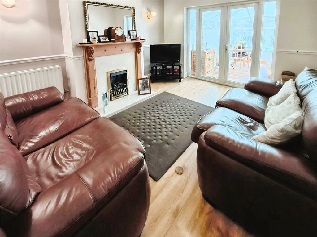 Property photo 3 of 14 Lounge