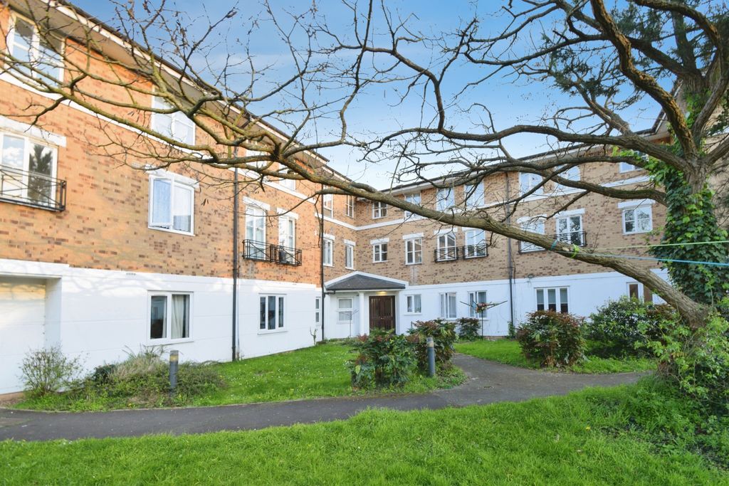Property photo 1 of 20 Communal Gardens
