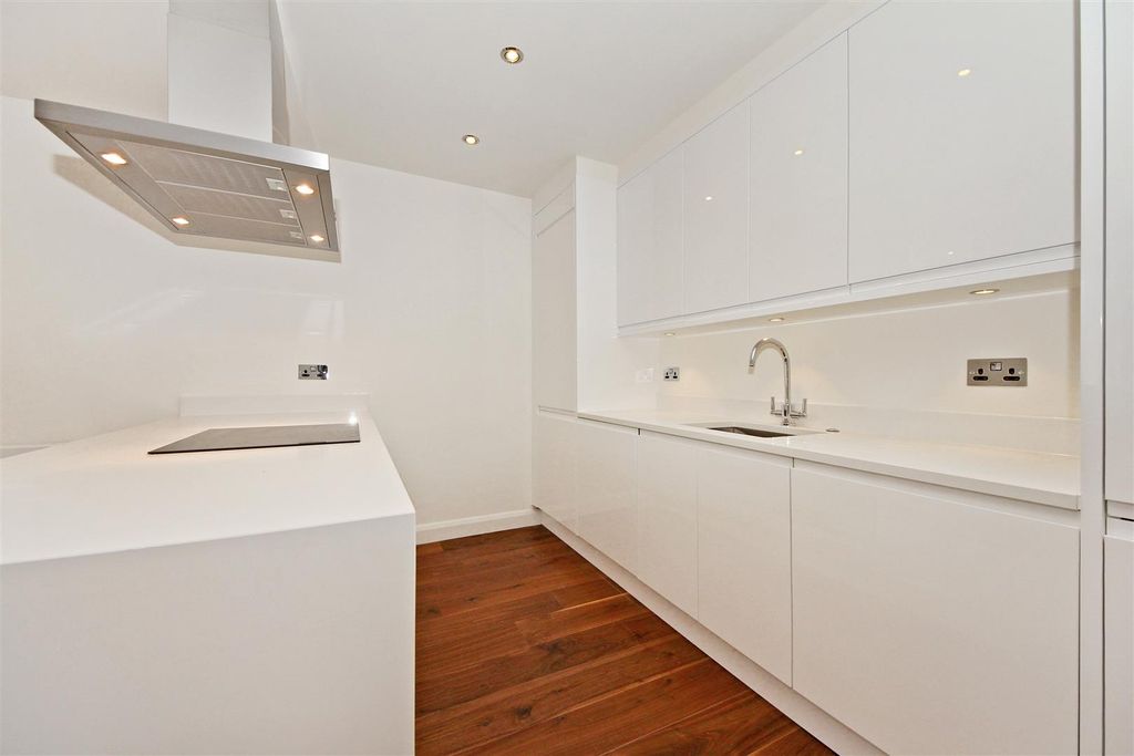 Property photo 3 of 9 White Lacquered Kitchen With White Quartz Worktops