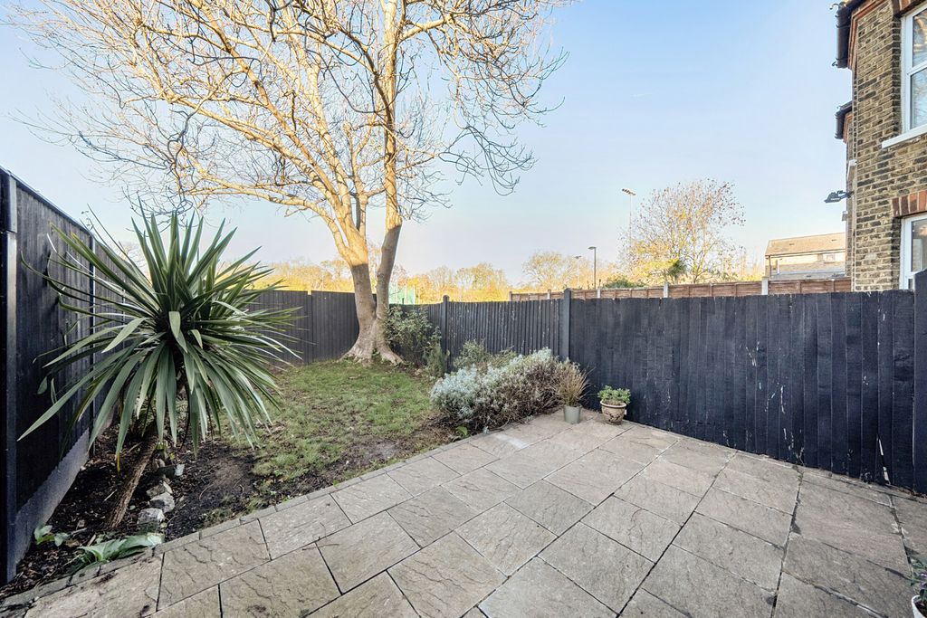 Property photo 3 of 14 Garden