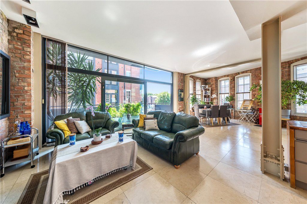 Property photo 1 of 19 Living Room