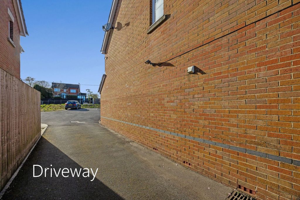 Property photo 3 of 34 Driveway Parking