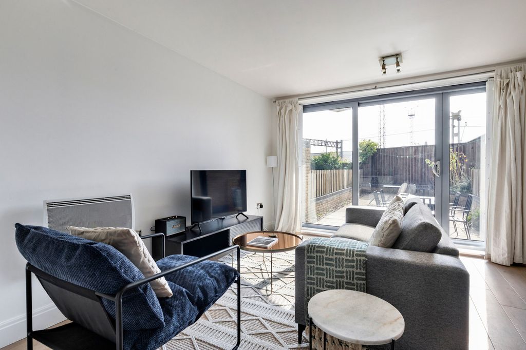 Property photo 1 of 22 Living Room