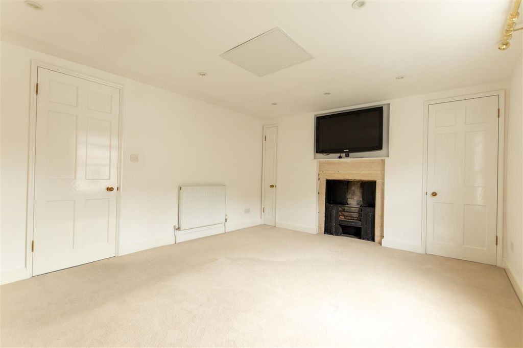 Property photo 3 of 18 Bedroom 1