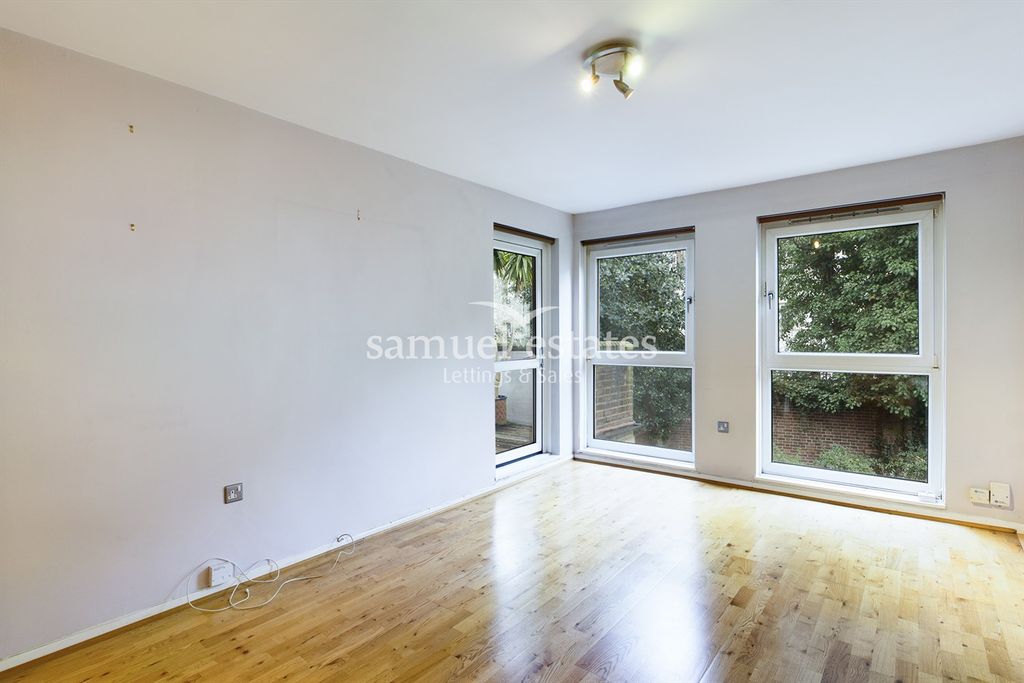 Property photo 1 of 10 Living Room