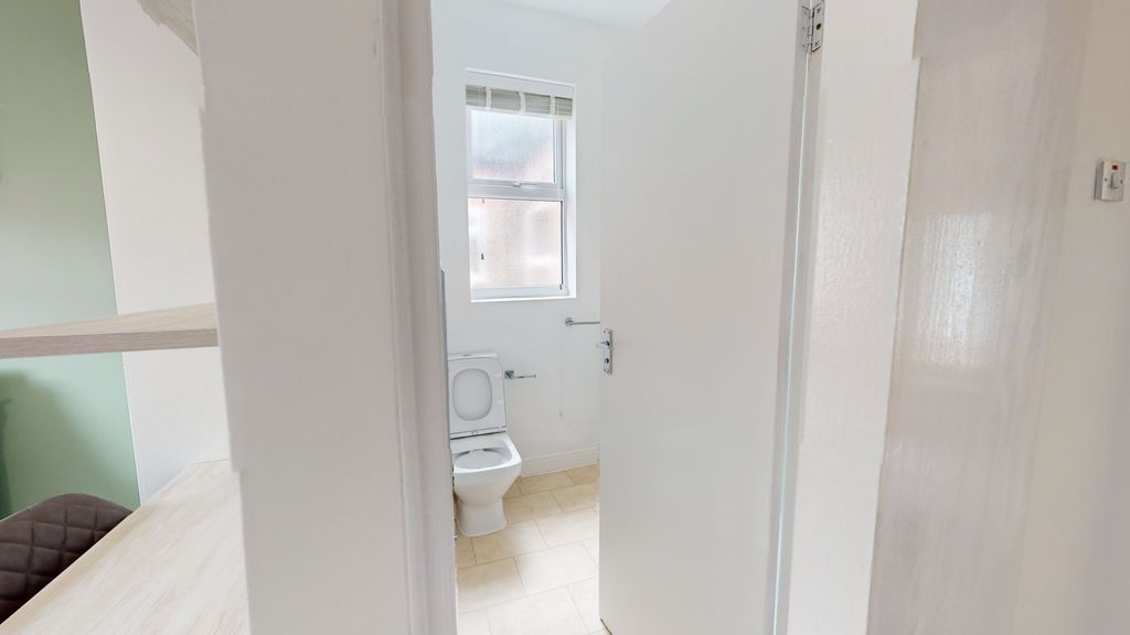 Property photo 1 of 15 A Clean And Functional Bathroom With Good Lighting...