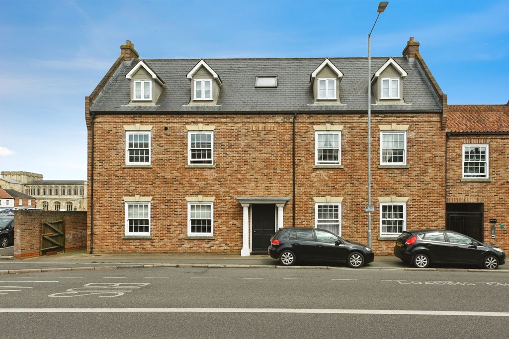 Property photo 1 of 12