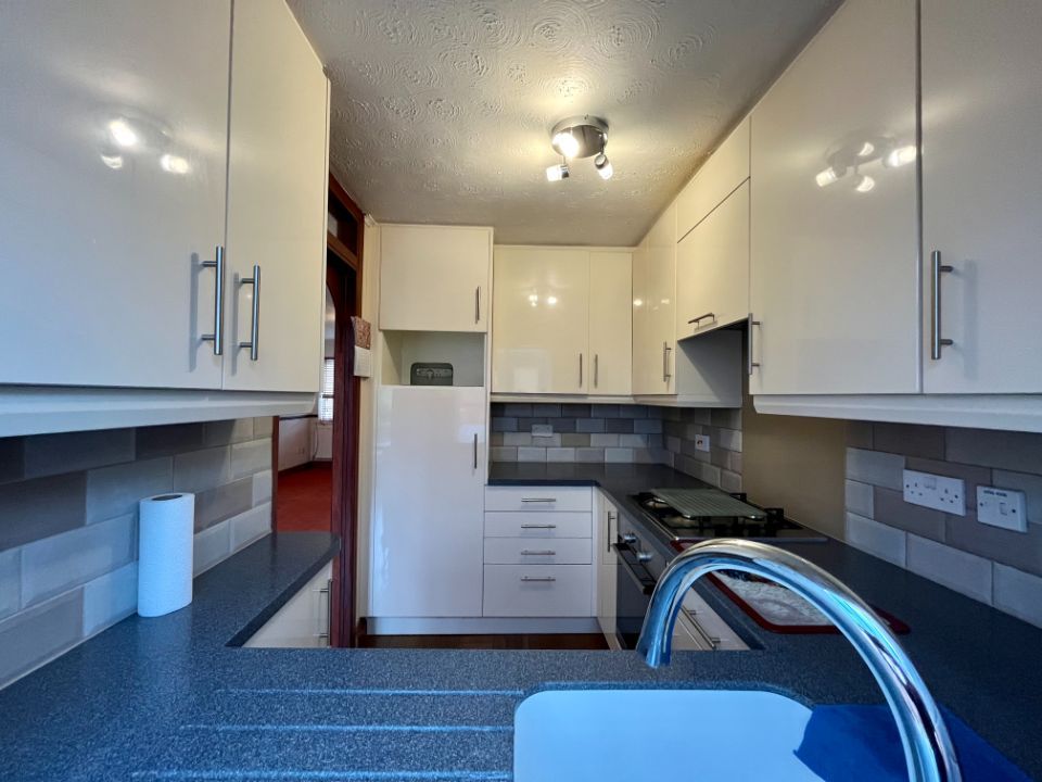 Property photo 3 of 11 Image00011