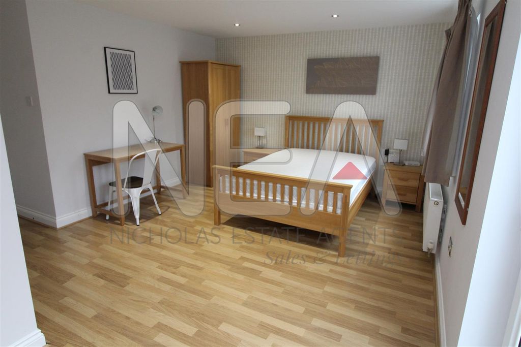 Property photo 2 of 8 Room 2 (10).Jpg