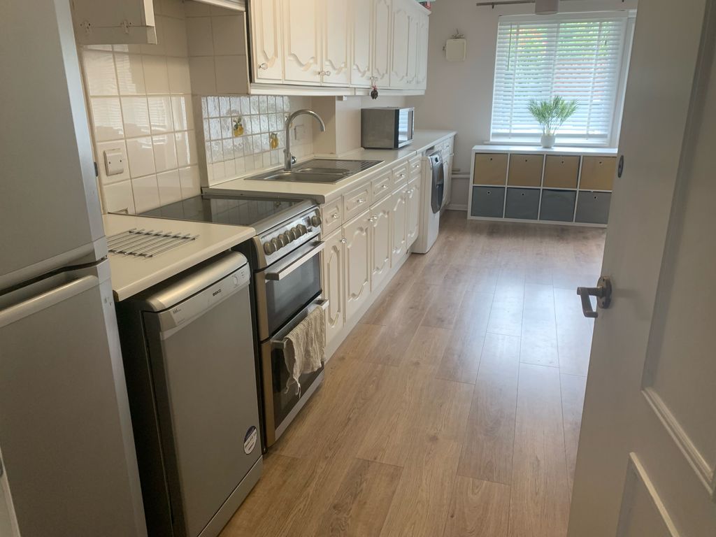 Property photo 2 of 11 Kitchen