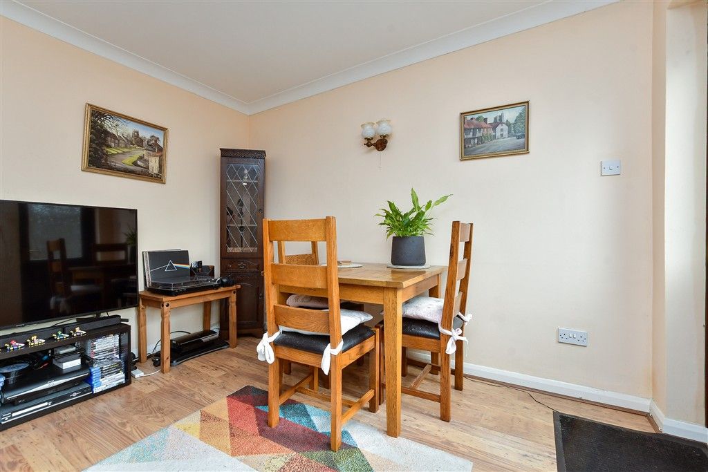 Property photo 3 of 10 Lounge