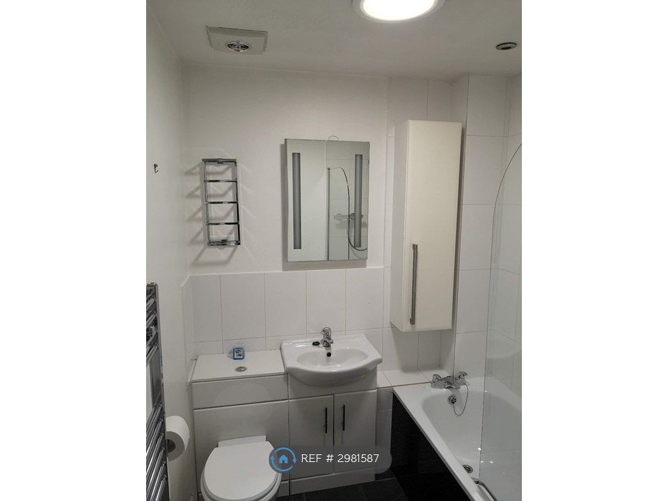 Property photo 2 of 11 Bathroom
