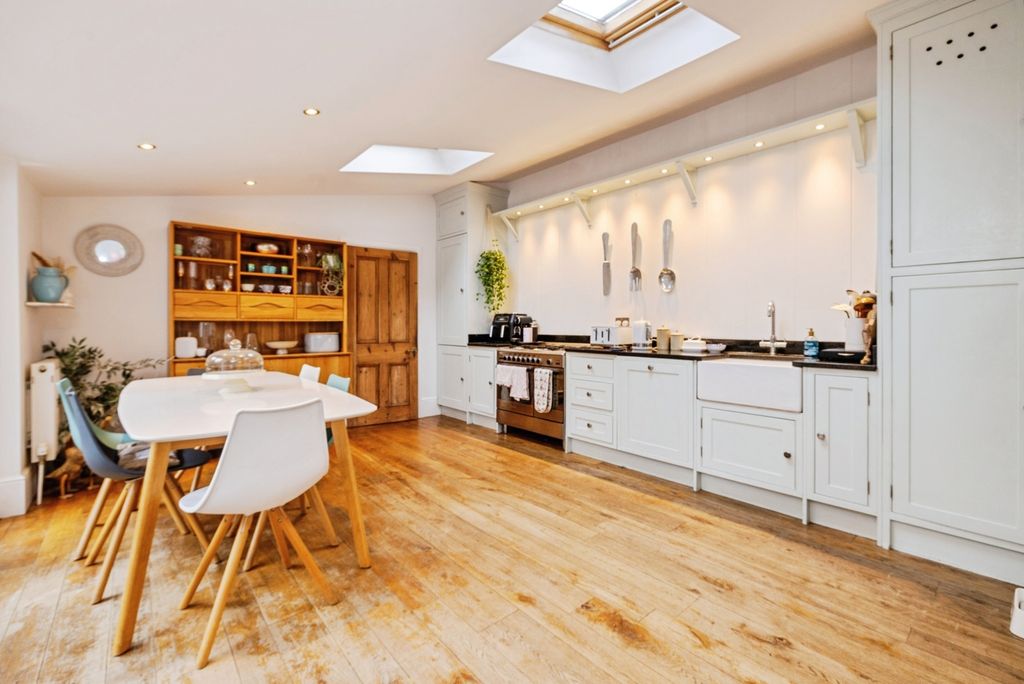 Property photo 2 of 20 Kitchen/Breakfast