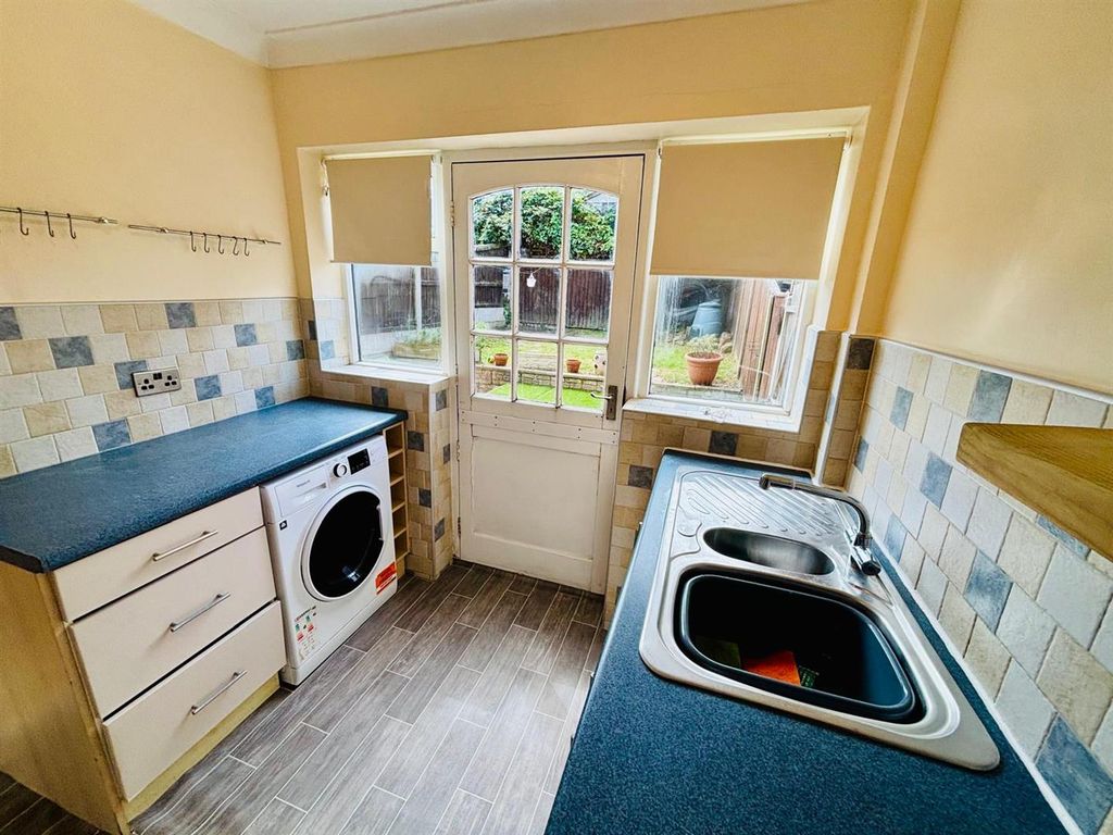 Property photo 3 of 15 Fitted Kitchen: