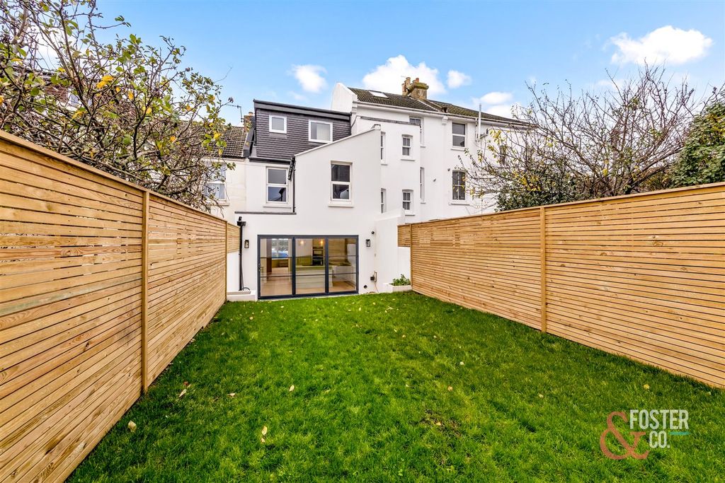 Property photo 2 of 23 Stirling Place, 13-020.Jpg