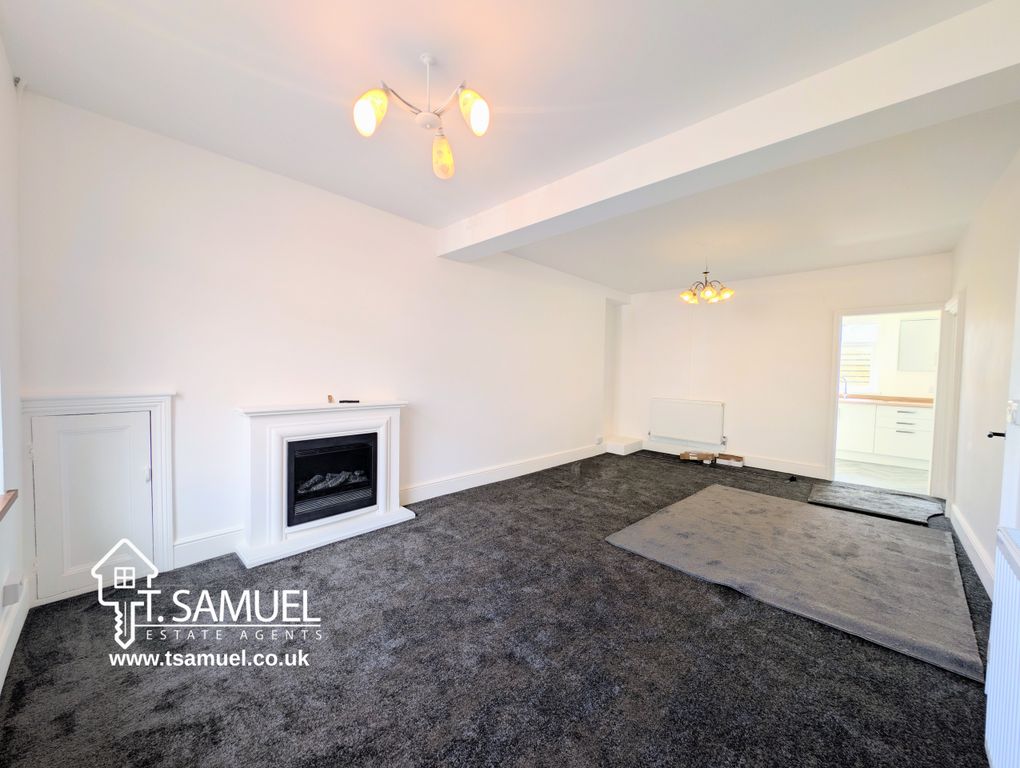 Property photo 3 of 21 Living Room