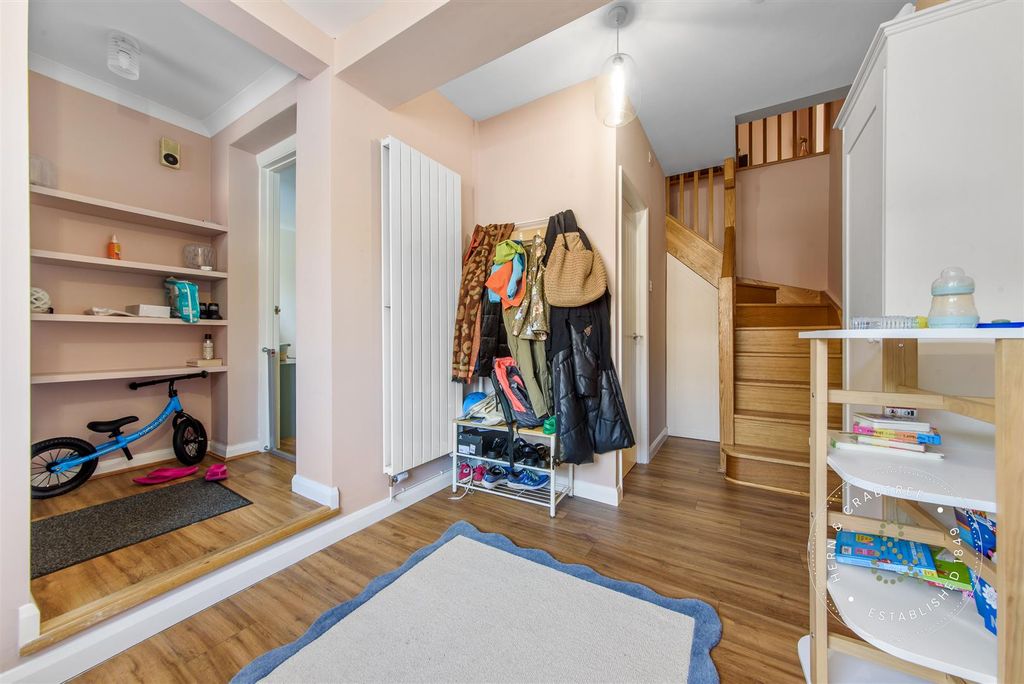 Property photo 3 of 31 Cranwell-Close-06.Jpg
