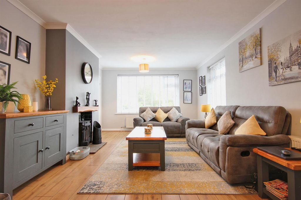 Property photo 3 of 17 Lounge