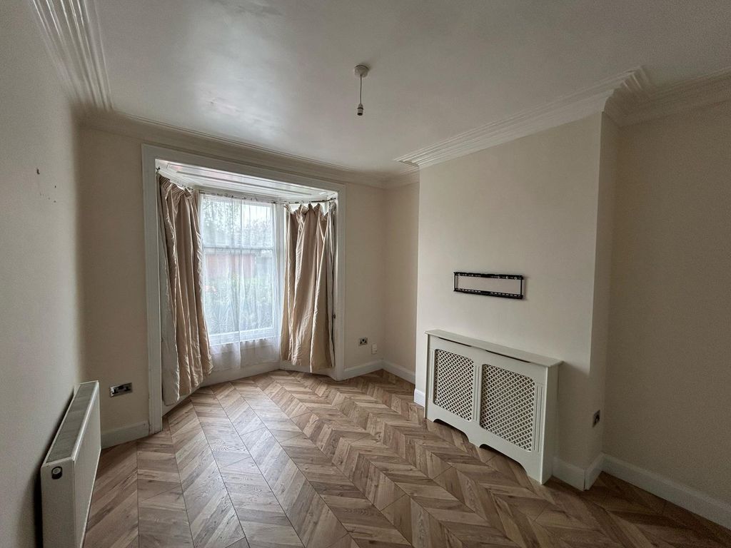 Property photo 3 of 10 Living Room