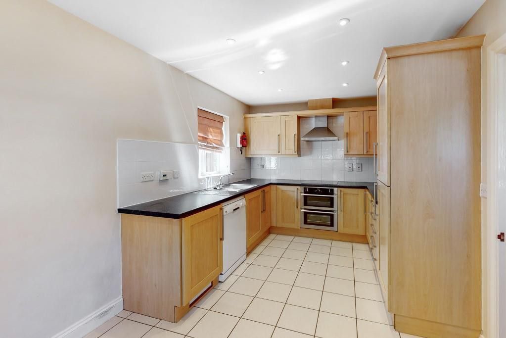 Property photo 2 of 11 Kitchen