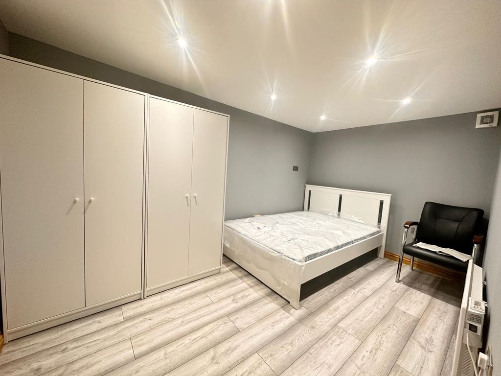 Property photo 1 of 3 Studio Apartment Available In Ub4