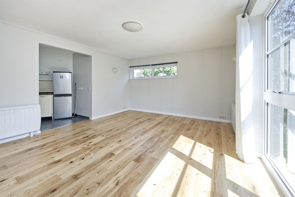 Property photo 2 of 8 (Main)