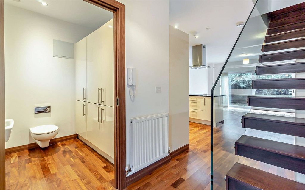 Property photo 2 of 17 Hallway