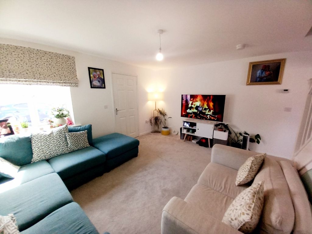 Property photo 3 of 17 Lounge