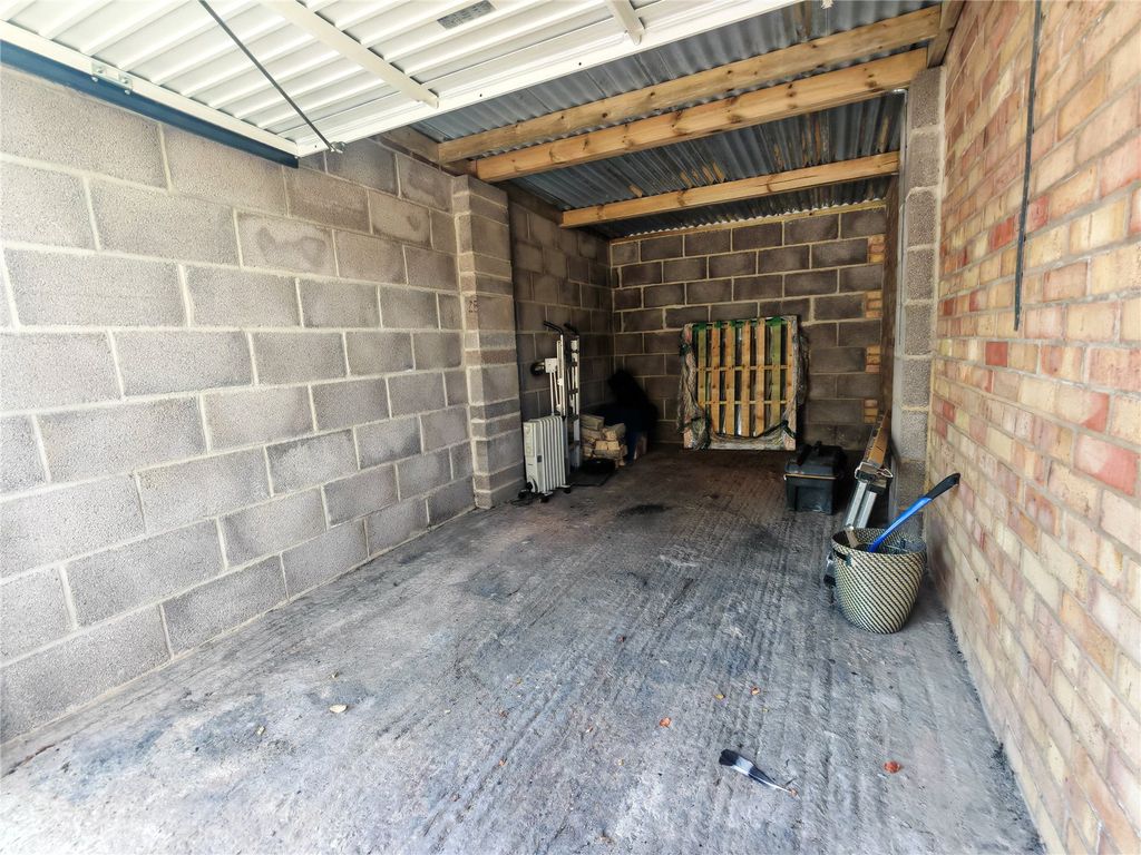 Property photo 3 of 5 Garage