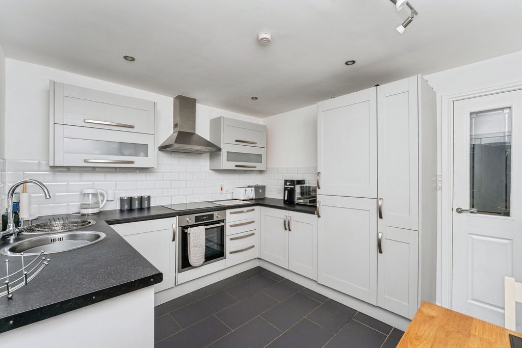 Property photo 3 of 25 Kitchen