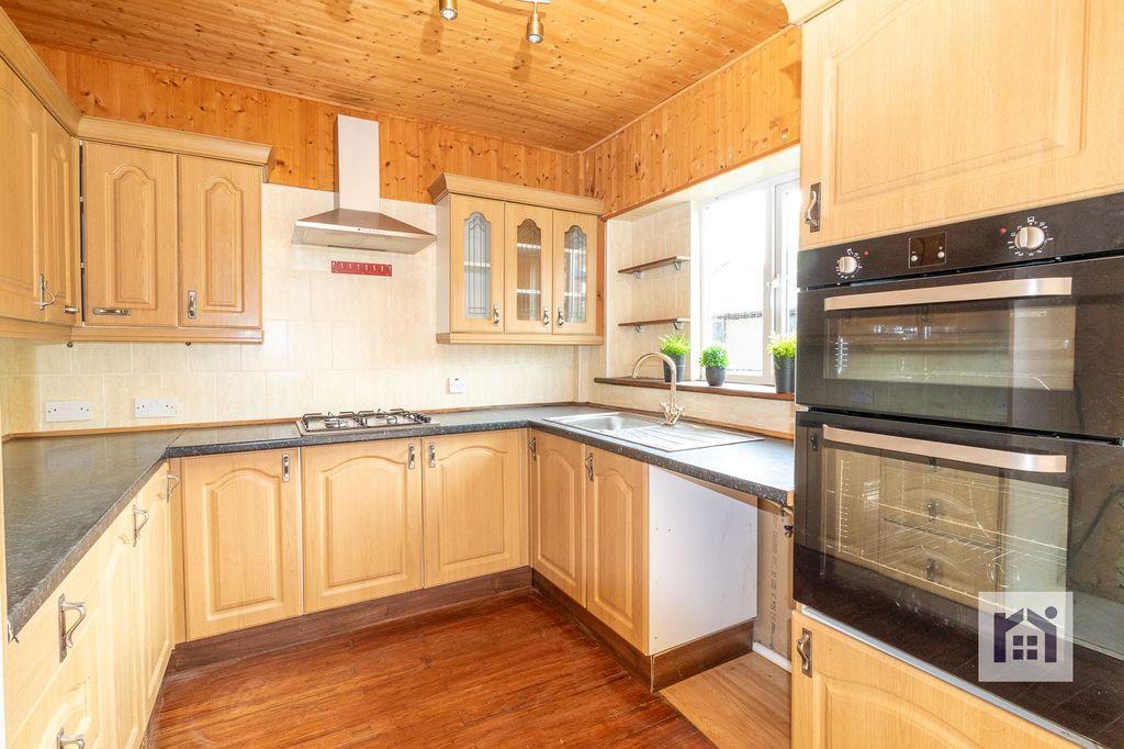 Property photo 3 of 12 Kitchen