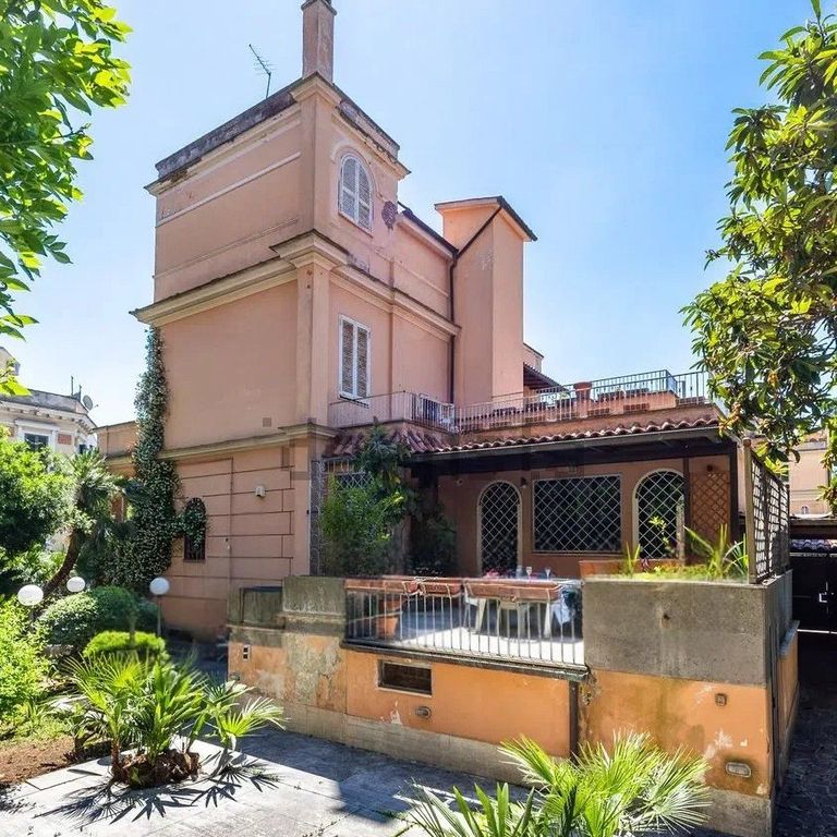 Property photo 1 of 19 Elegant Villa In Rome, Lazio's Heart