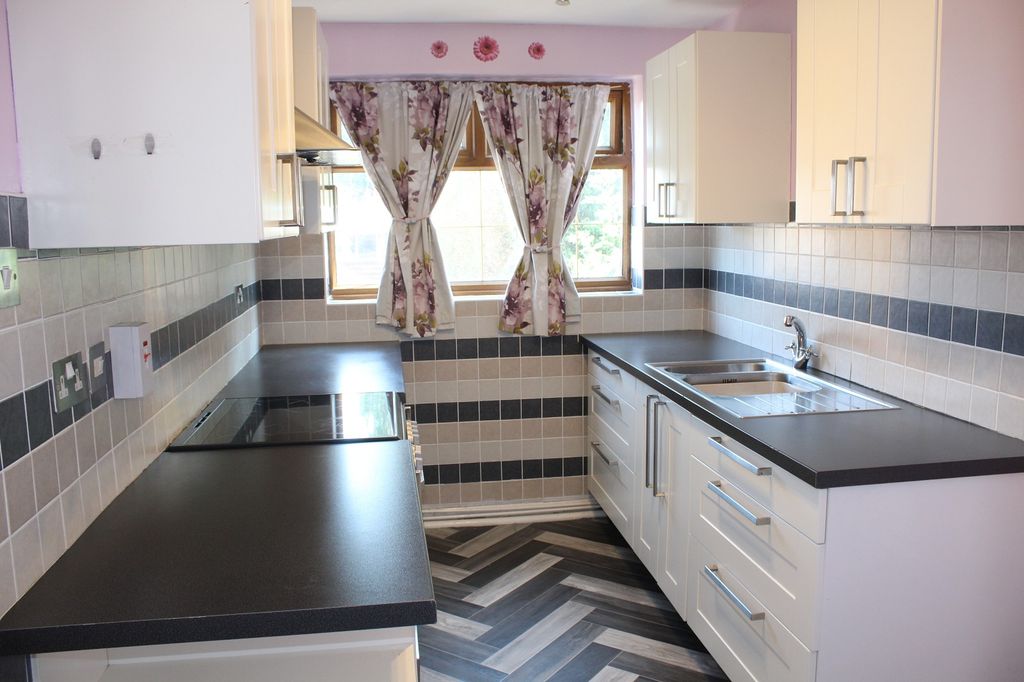 Property photo 2 of 13 Fitted Kitchen