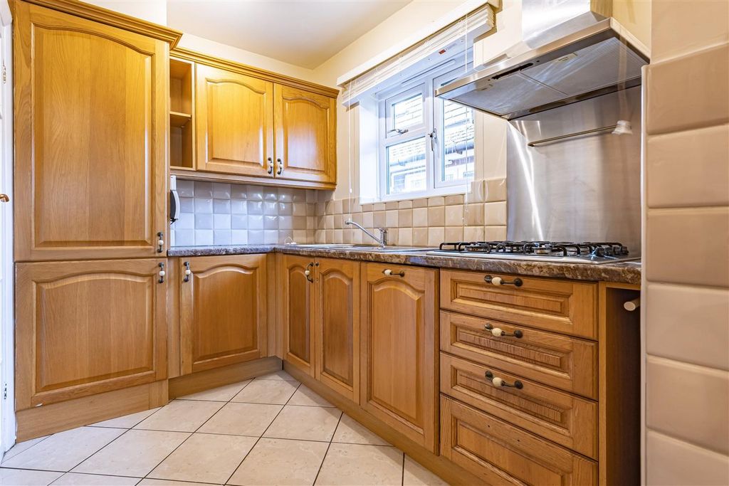 Property photo 3 of 24 9, Princes Close (12).Jpg