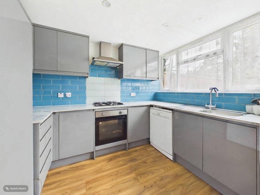 Property photo 3 of 12 5516042