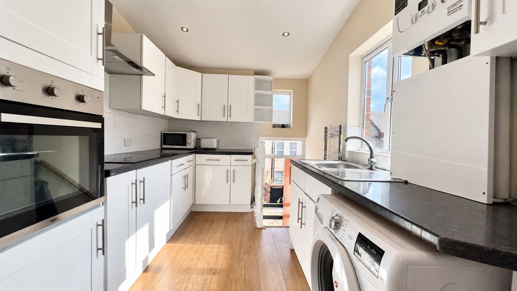 Property photo 3 of 11 Kitchen