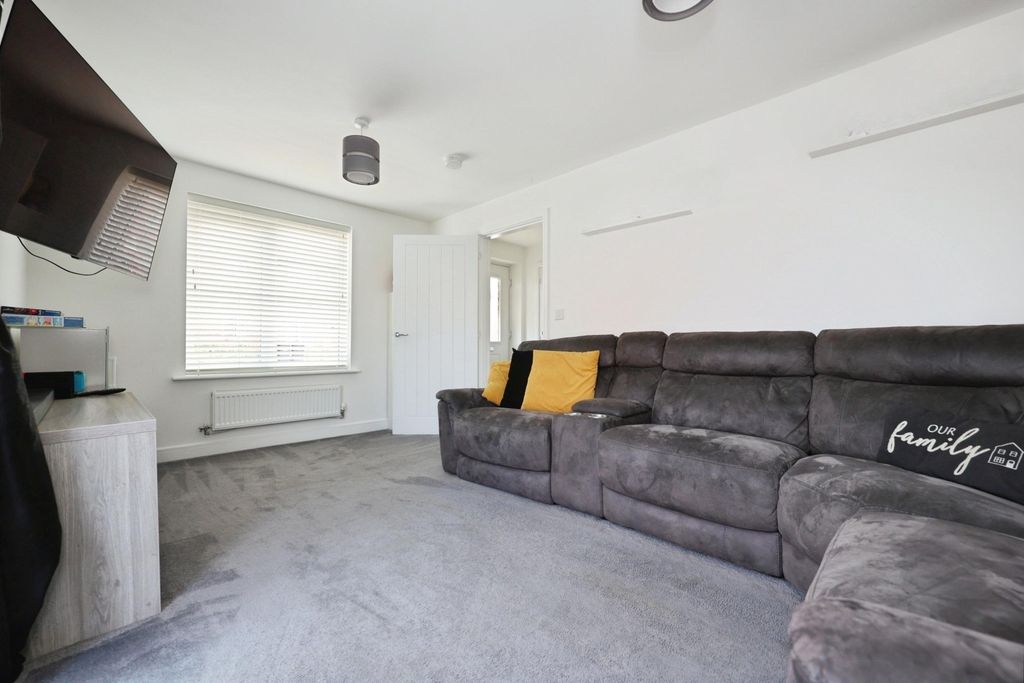 Property photo 3 of 18 4839013