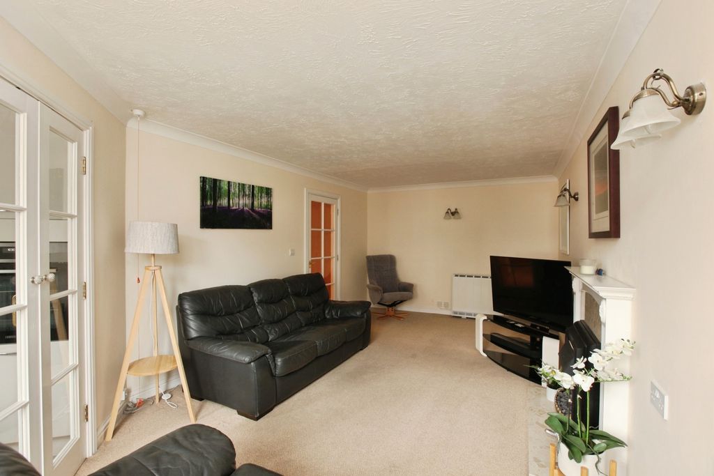 Property photo 3 of 12 Lounge