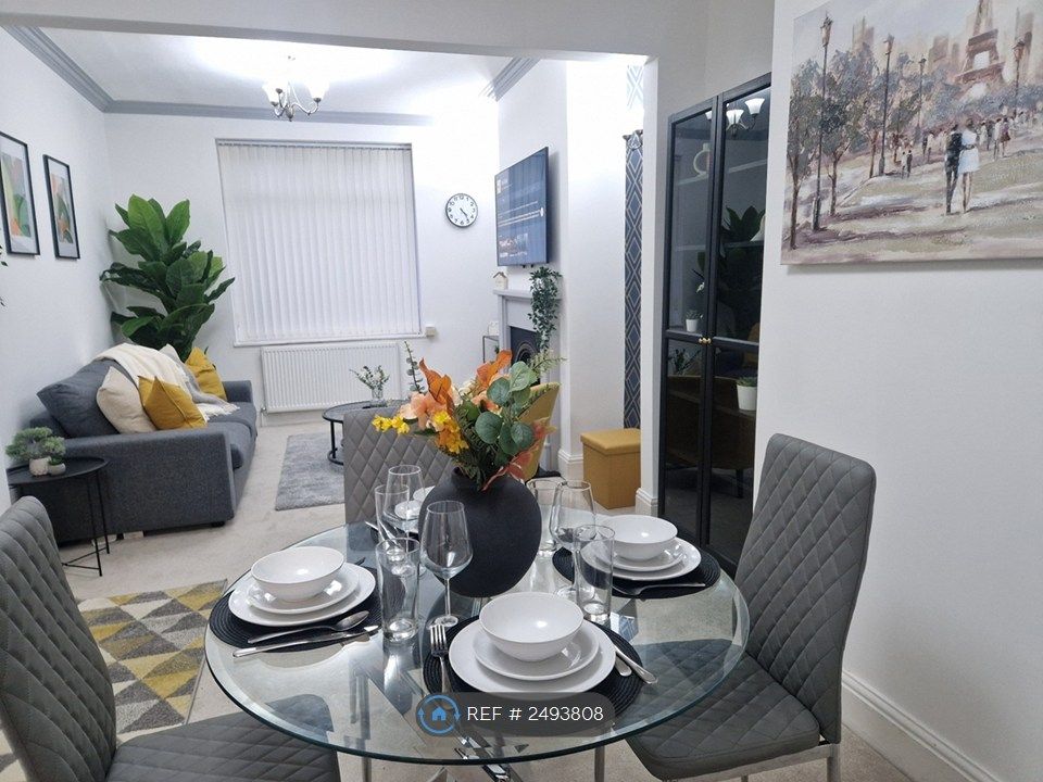 Property photo 1 of 20 Living / Dining Room