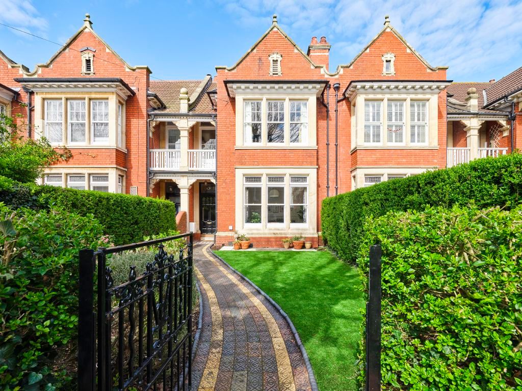 Property photo 1 of 18 External