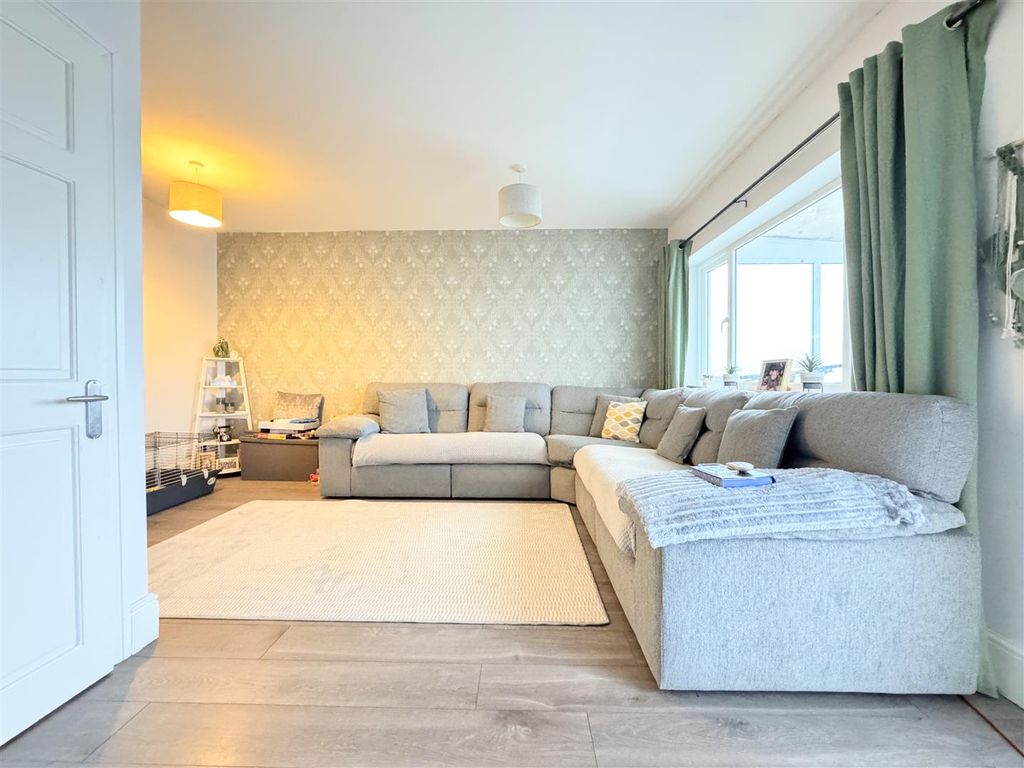 Property photo 3 of 17 Lounge