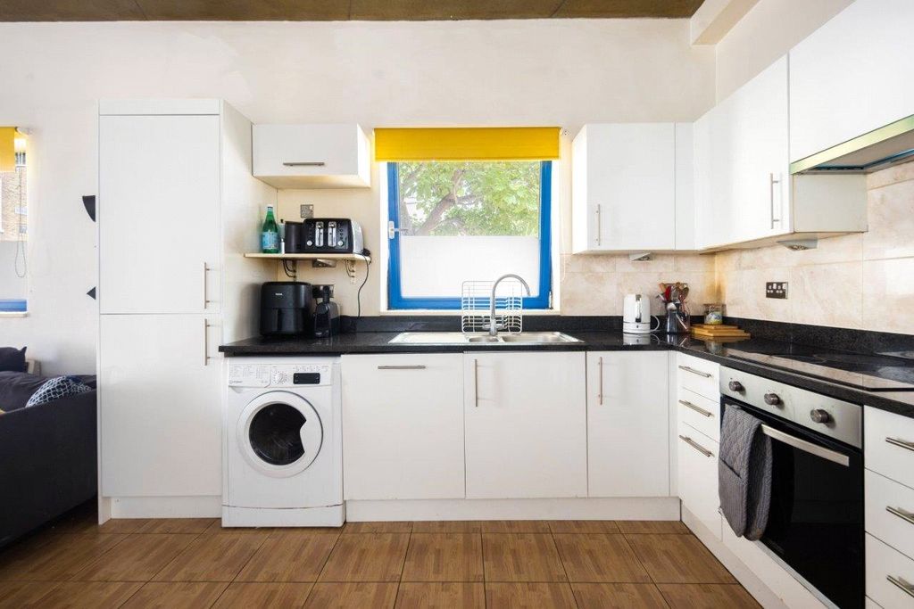 Property photo 3 of 10 Kitchen