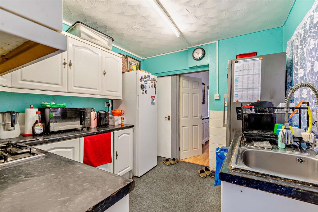 Property photo 3 of 13 8666864-Interior04-800.Jpg