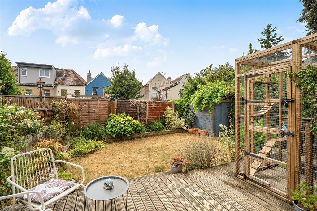 Property photo 3 of 12 Garden