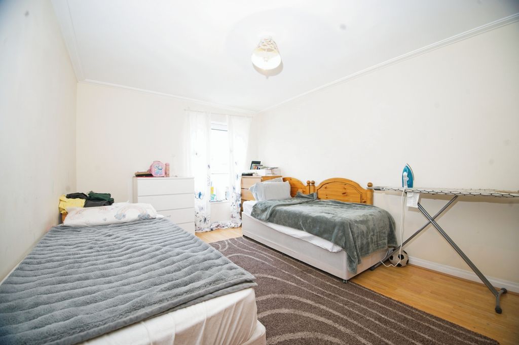 Additional image 11 of 3 bed flat for saleLynton Court, Cardiff, South Glamorgan CF10