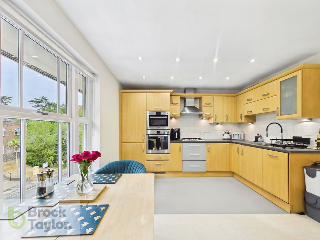 Property photo 2 of 16 06