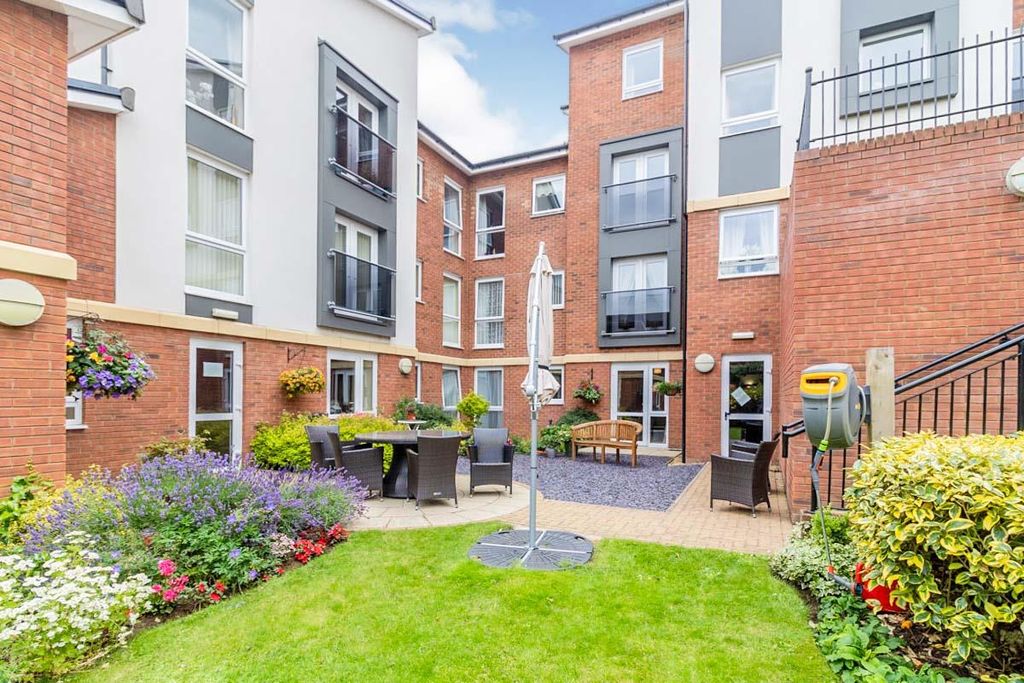 Property photo 1 of 24 Communal Gardens .Jpg