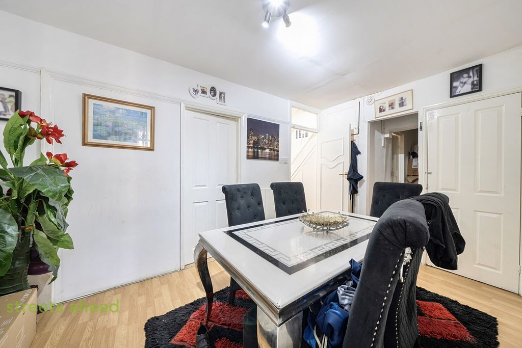 Property photo 2 of 16 01B5F8F7-0B69-470...