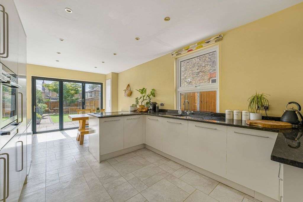 Property photo 2 of 44 Picture No. 23