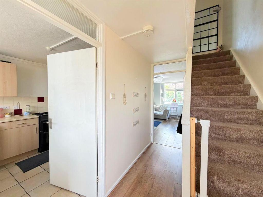 Property photo 3 of 11 Entrance Hallway